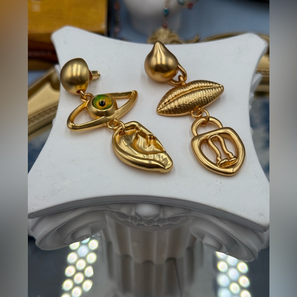 🆕 SCHIAPARELLI for V&A Museum 🧿 NWOT Surrealist Symbols Charm Dangle Earrings - Picture 5 of 16